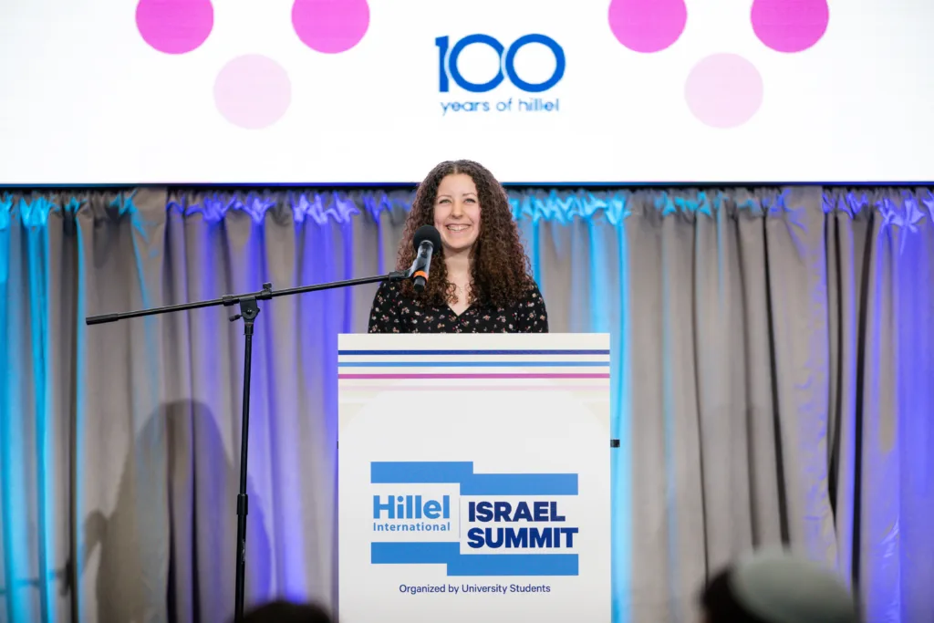 Jillian Lederman speaking from the podium at Israel Summit East